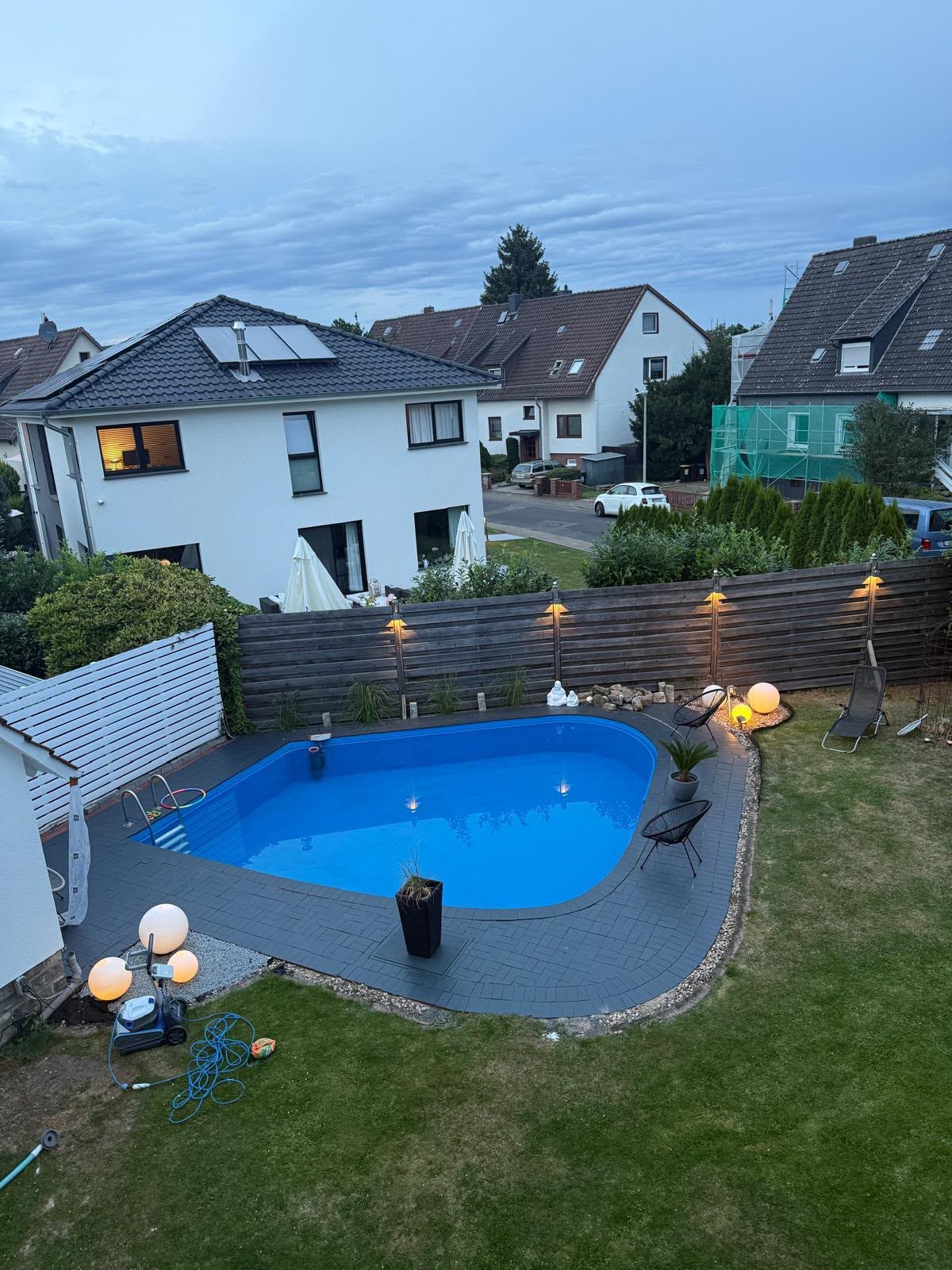 Gartenblick mit Pool am Abend